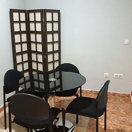 Funeraria Tanatorio Alcocer Prats mesa con sillas