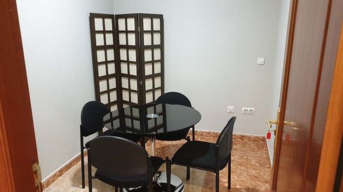 Funeraria Tanatorio Alcocer Prats mesa con sillas